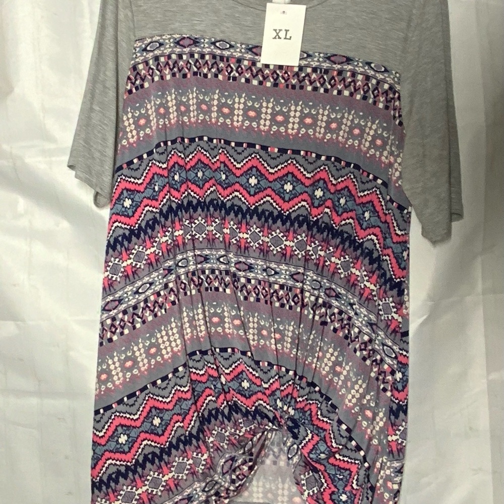 😍Lovely style top .  NWT